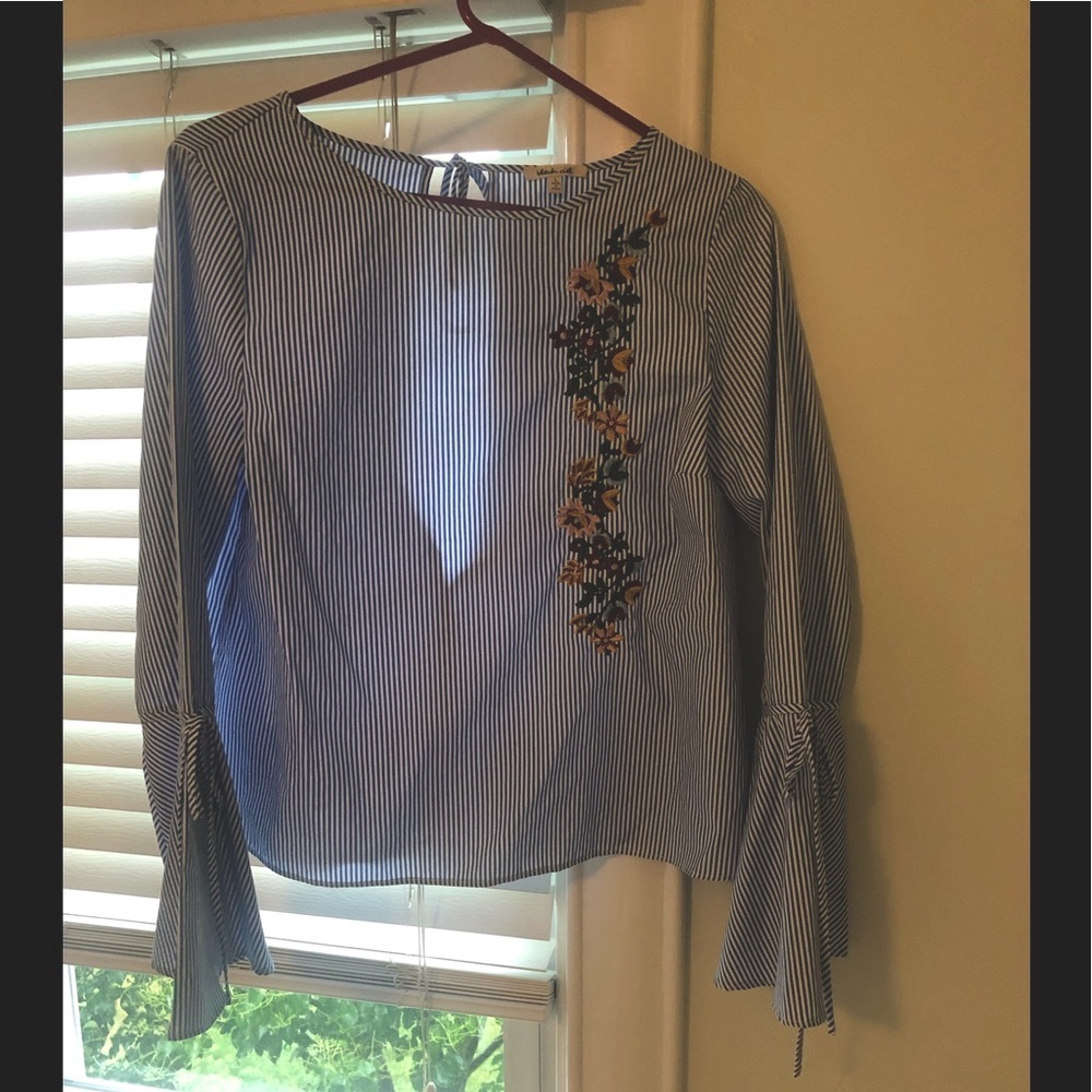 Adorable women’s Blouse 🌺